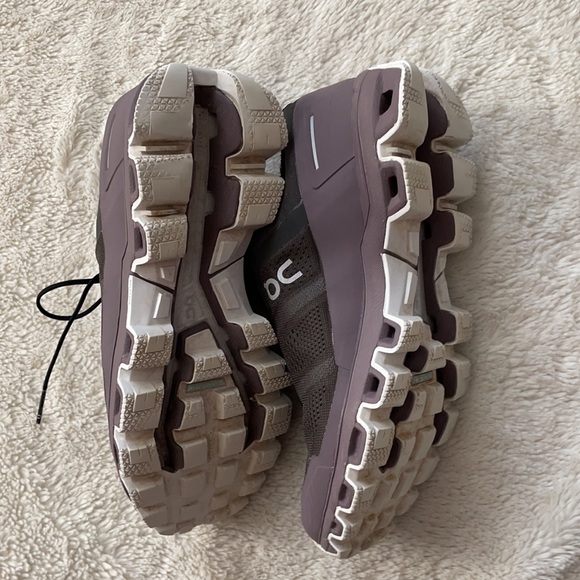 On Cloud Running Shoes - Picture 5 of 8